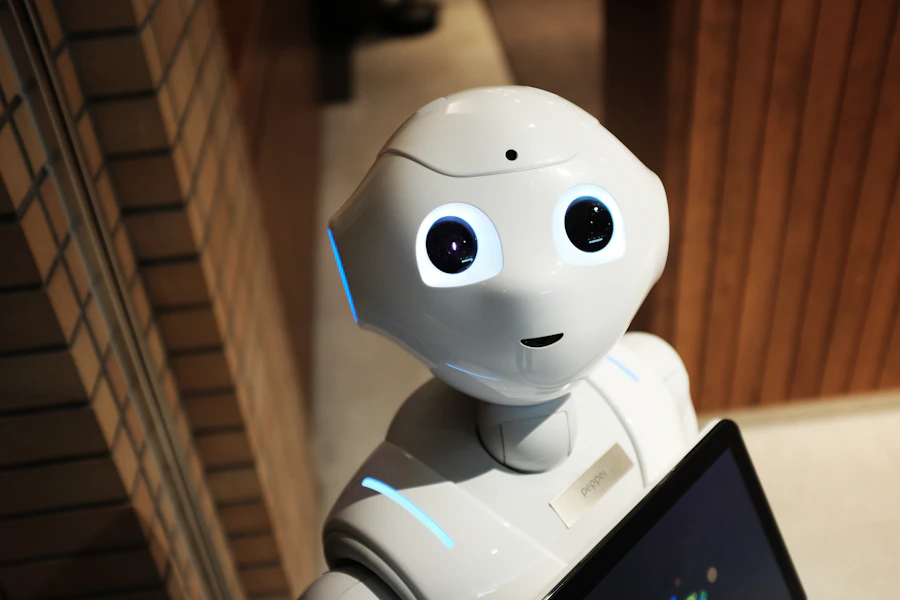 Bijeli robotski sustav u laboratoriju studija Qeltravia